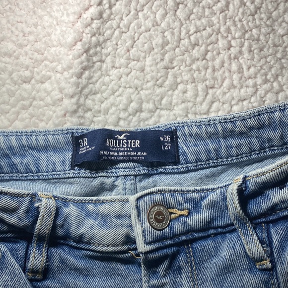 Hollister Ultra High-Rise Mom Jean, 3R - Picture 3 of 4